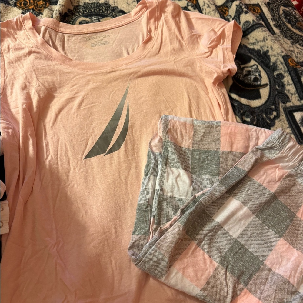 Nautica Women’s Pajama Set. Light Pink Round Top & Plaid Bottoms Size Medium.
